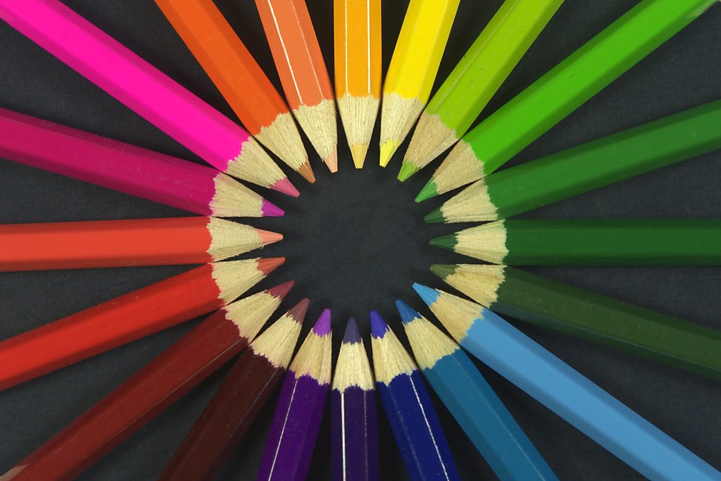 Bild på färgglada pennor i en ring som konstruerar frågor. Frågekonstruktion. Småföretagare
